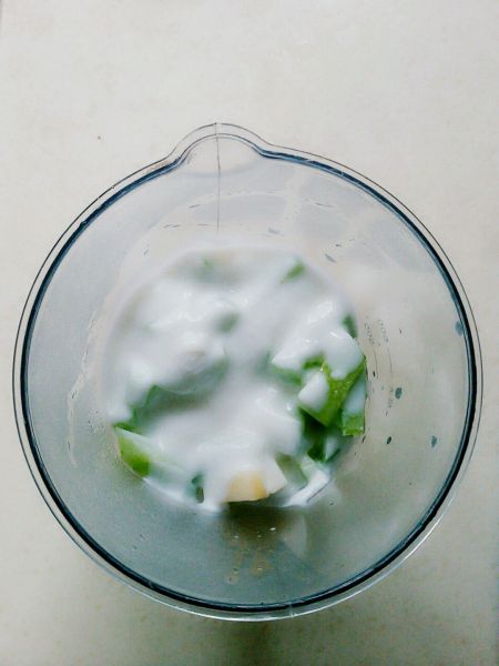 黄瓜苹果酸奶汁的做法操作步骤第2步：将果肉倒入料理杯，再倒入酸奶。
