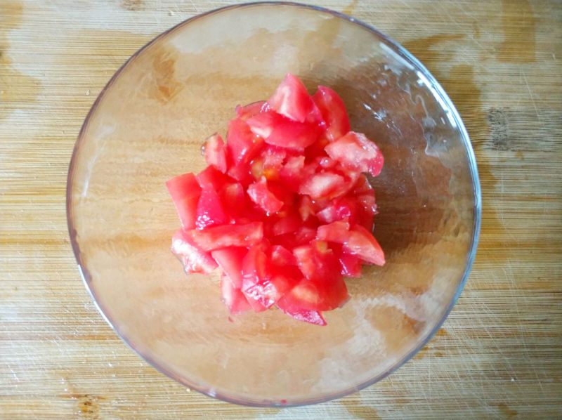 懒人开胃酸辣汤，西红柿的另类打开方式的做法操作步骤第3步：西红柿切小丁备用。