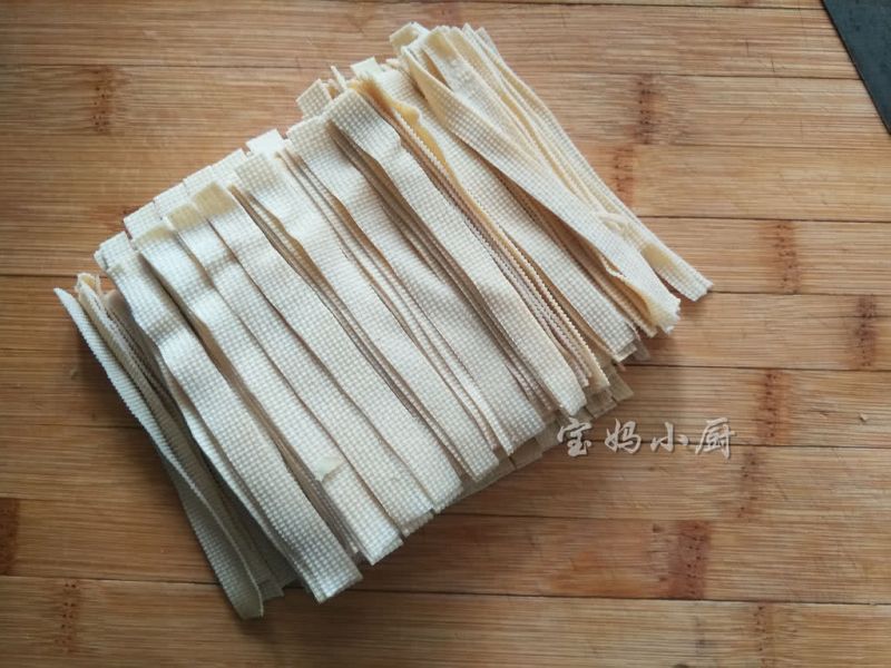 尖椒干豆腐丝的做法操作步骤第3步：干豆腐冲洗一下，切粗丝