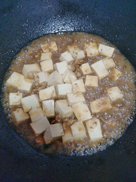 肉末豆腐的做法操作步骤第6步：继续煮，给点盐，