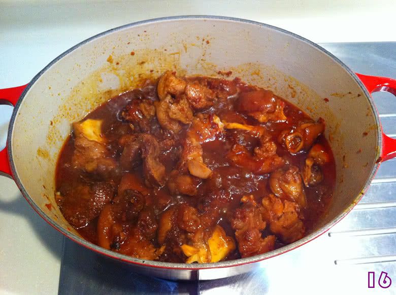 风味辣猪蹄的做法操作步骤第16步：焖煮至猪脚酥软入味，打开锅盖；