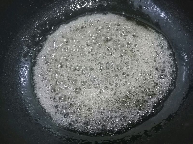 琥珀核桃的做法操作步骤第5步：锅里的材料放入后不能搅拌，煮至大泡后一直小火慢慢熬