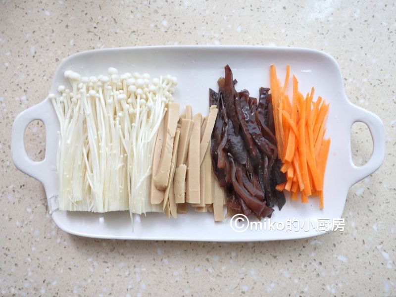 鲜辣汤的做法操作步骤第2步：蔬菜类和火腿肠切成丝备用。
