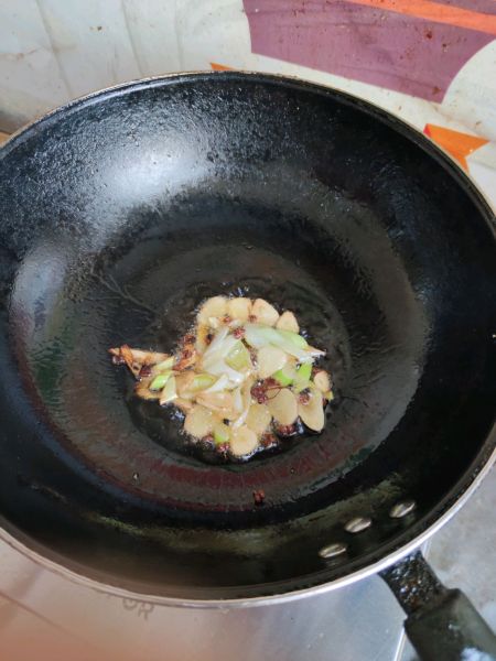 家庭铁锅炖的做法操作步骤第2步：切好的葱姜蒜花椒爆香