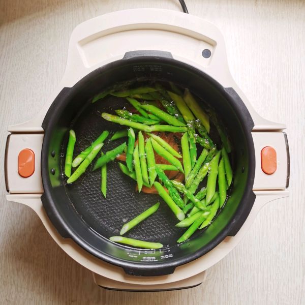 芦笋炒蛏子的做法操作步骤第2步：锅里水开放芦笋胡萝卜焯水1分钟捞出