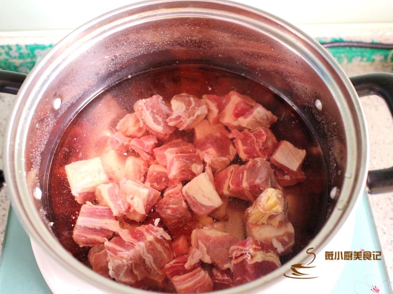 番茄牛腩汤的做法操作步骤第2步：牛腩冷水下锅