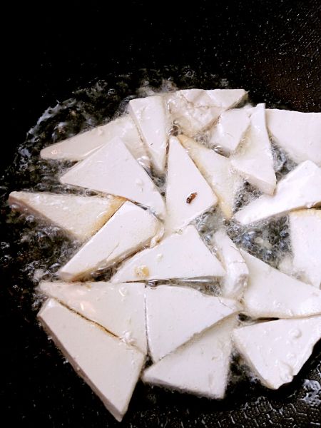 白菜木耳烧豆腐的做法操作步骤第2步：将切好的豆腐，煎至成型