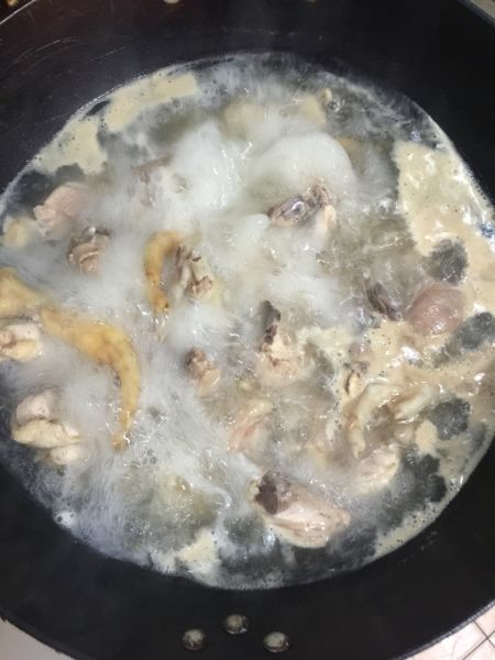 香菇红枣炖鸡汤的做法操作步骤第2步：鸡冷水下锅，慢慢的浸出血水，焯水2分钟左右捞出备用！