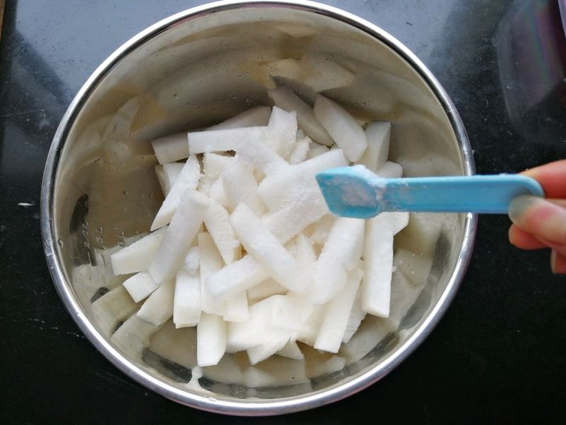 陈皮柠汁醋萝卜的做法操作步骤第2步：切成条状或片状都可，随你喜欢。加入三勺盐，把萝卜杀出水分和涩味。大约二三十分钟，时间长点也没关系，反应把盐拌匀，你爱干嘛干嘛去，不用管它了。