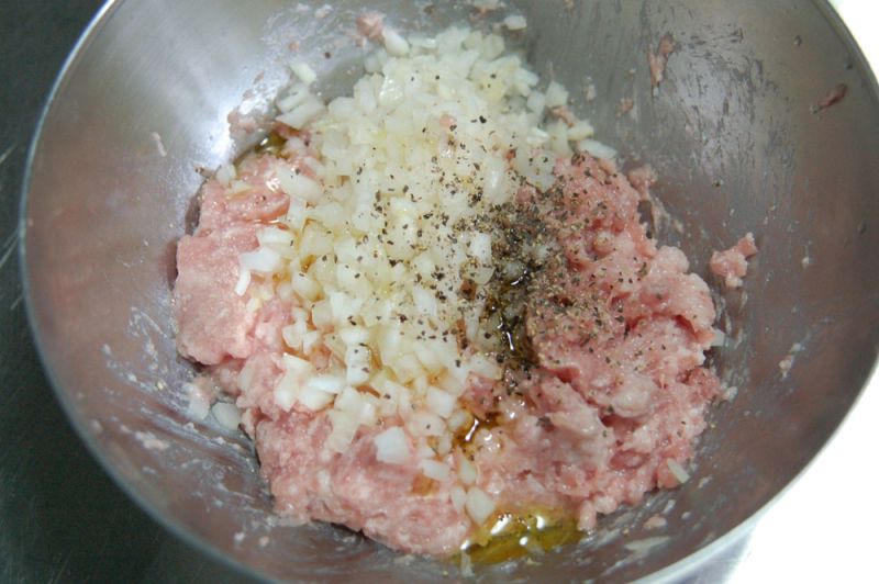 苏格兰蛋的做法操作步骤第2步：把洋葱切小粒，加盐、胡椒粉、橄榄油和少量淀粉