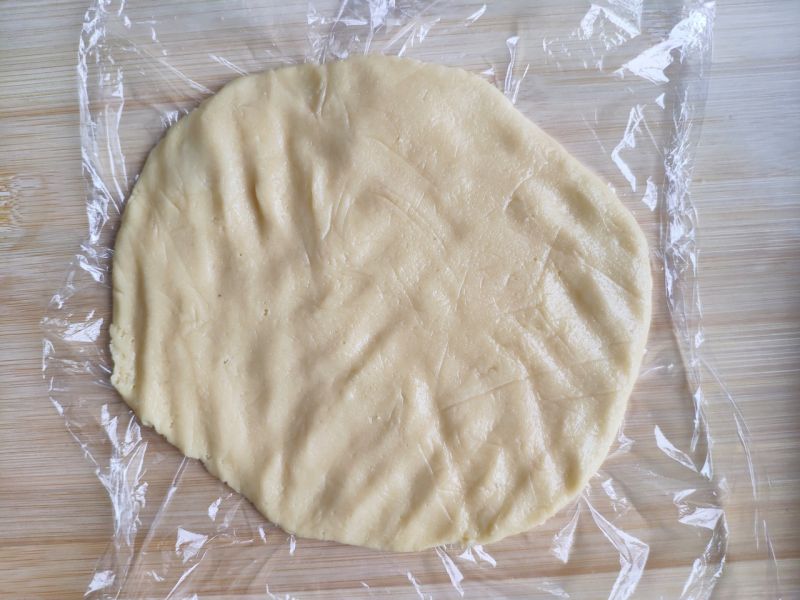 酥饼的做法操作步骤第9步：剩下的压平用保鲜膜包好放冰箱冷冻15分钟