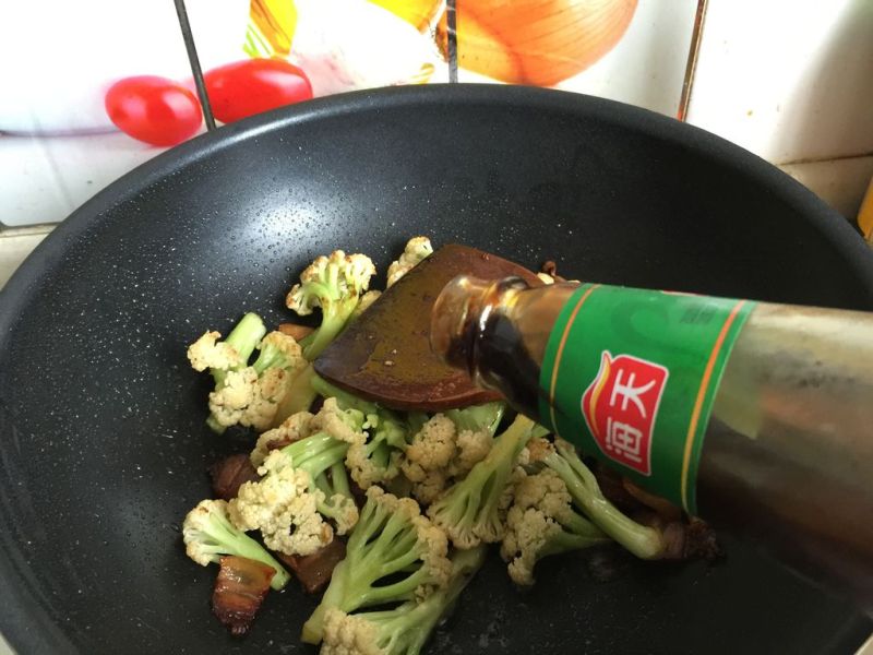 腊肉炒花菜的做法操作步骤第10步：加点蚝油翻炒均匀