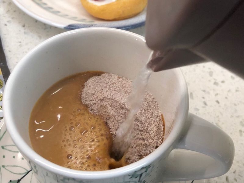 雪顶咖啡的做法操作步骤第4步：热水调一杯G7
