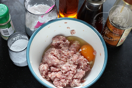 冬瓜汆丸子汤的做法操作步骤第4步：在肉馅中放入1个鸡蛋、1大匙淀粉、1大匙料酒、1小匙酱油、1小匙香油，胡椒粉和盐适量。