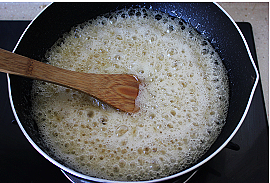 果仁蘸的做法操作步骤第5步：在锅中不断搅动，糖融化并出现泡沫，泡沫不断增加