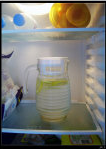 蜂蜜柠檬水的做法操作步骤第3步：放入冰箱冷藏至少两小时，可以饮用。（早晨空腹喝时需把柠檬水提前从冰箱拿出20分钟，以免刺激肠胃）