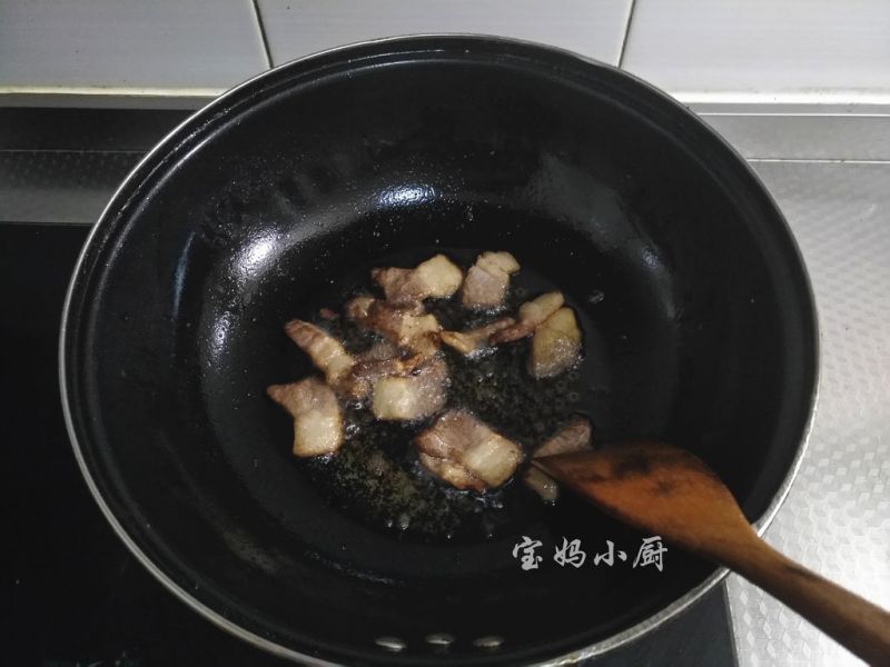 土豆烧菜花的做法操作步骤第4步：热锅凉油，放入肉片，小火煸黄、煸出油