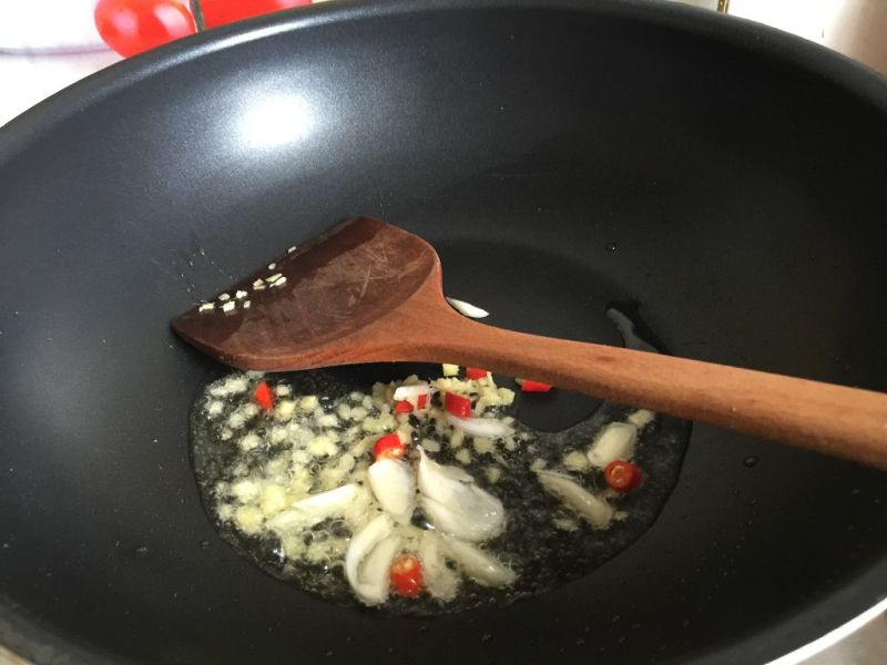 腊肉炒花菜的做法操作步骤第6步：爆香姜末、蒜片、辣椒