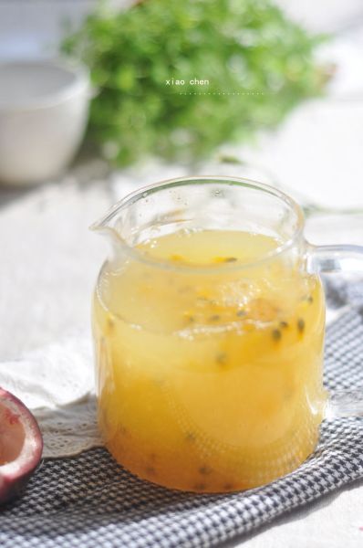 百香果汁的做法操作步骤第9步：拌均匀，一壶适合这个季节、暖暖的果汁就做好了