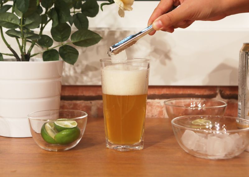 花式啤酒的做法操作步骤第5步：加入4～5块的冰块。