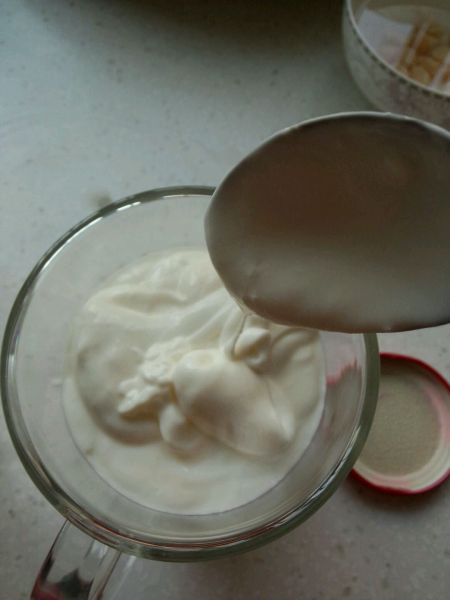 火龙果酸奶奶昔的做法操作步骤第7步：用勺子慢慢舀进杯子里去~