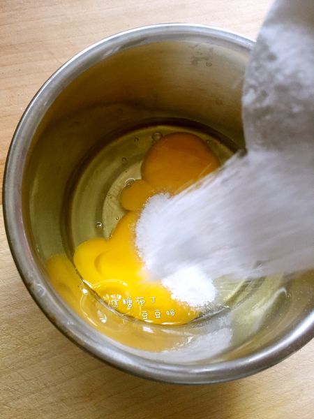 焦糖布丁的做法操作步骤第2步：鸡蛋磕入碗里，加上24g白砂糖（我用的糖分自己研磨的）