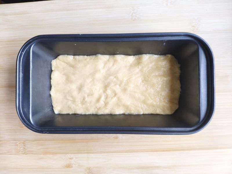 酥饼的做法操作步骤第8步：我是用土司盒，用一半的面团铺一层