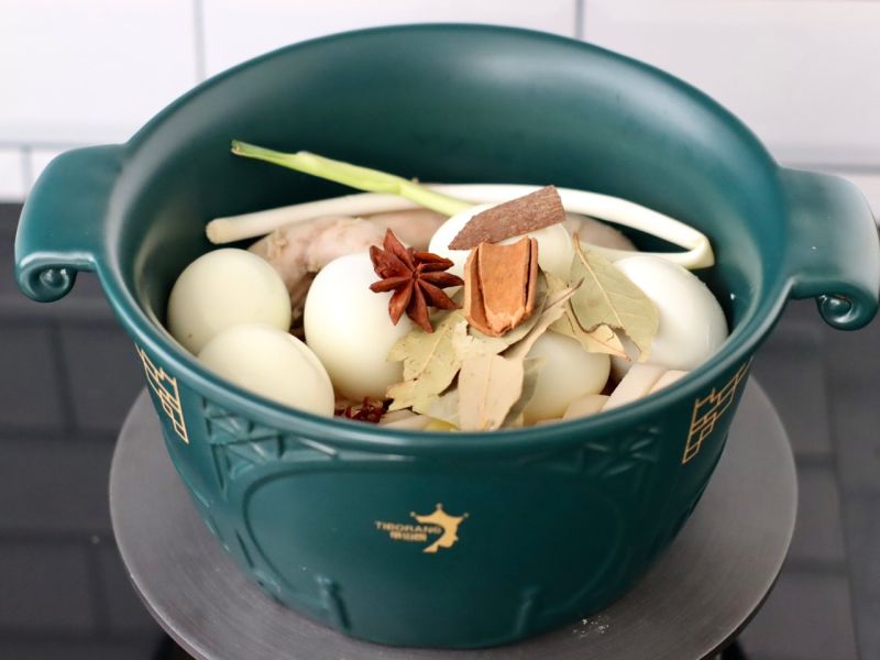 懒人卤味的做法操作步骤第6步：所有食材和调料放入砂锅里。
