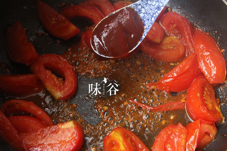 番茄牛尾汤的做法操作步骤第6步：倒入番茄酱和小半碗水继续炒，用勺子把番茄压碎。
