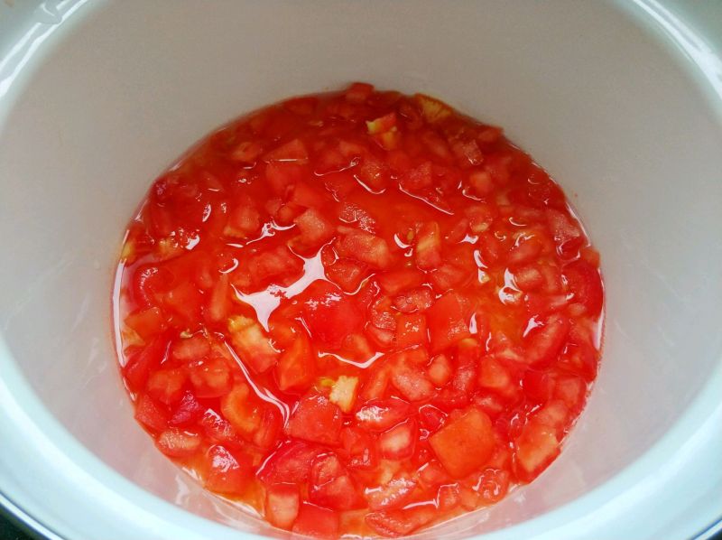 懒人开胃酸辣汤，西红柿的另类打开方式的做法操作步骤第7步：西红柿倒入锅里，放少许水，把西红柿自身的汤汁都熬出来。（水将要没过西红柿就行）