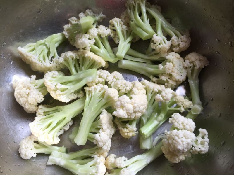 腊肉炒花菜的做法操作步骤第1步：买回的有机花菜用手把花菜撕成小朵，洗净