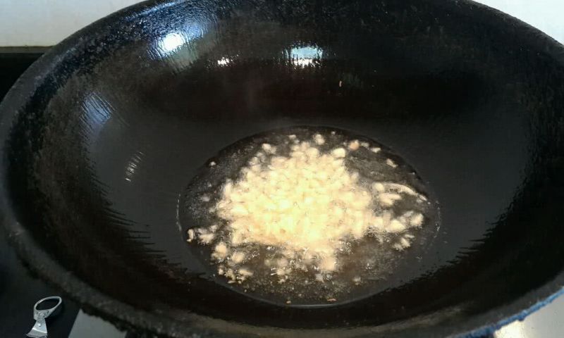蒜香空心菜的做法操作步骤第2步：锅内倒入适量油   爆香大蒜末