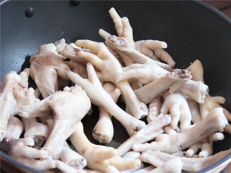 自制香辣卤味的做法操作步骤第4步：去除浮沫洗净的鸡爪鸭翅放入干净的锅内