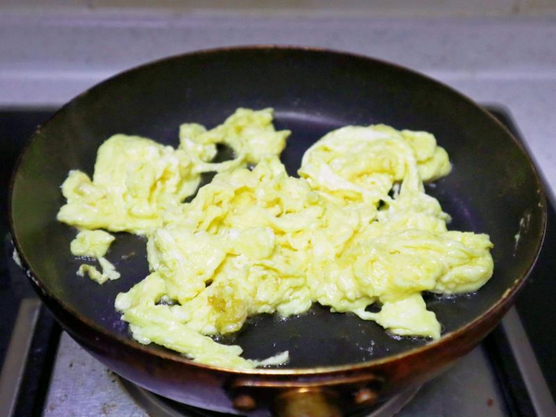 早餐白萝卜素煎包的做法操作步骤第3步：鸡蛋打散炒熟切碎备用