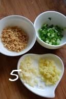 口水鸡的做法操作步骤第6步：蒜姜切末，葱切葱花、花生仁粘碎