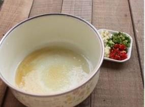 冒菜的做法操作步骤第9步：碗中放入芝麻油、花椒油、味精和盐，二荆条青椒和小米椒切细，香菜切段