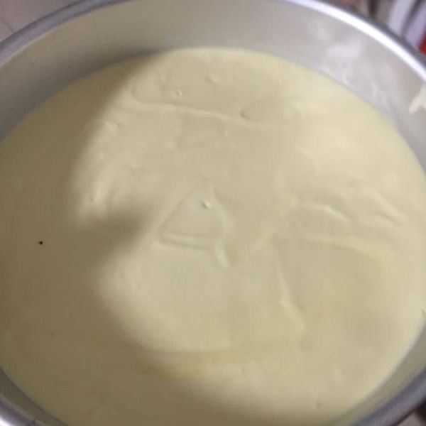 芒果慕斯蛋糕的做法操作步骤第8步：从冰箱取出蛋糕模具，倒入一半芒果糊，放入最后50g芒果丁，继续到完芒果糊，震几下去气泡，放入冰箱冷藏2小时