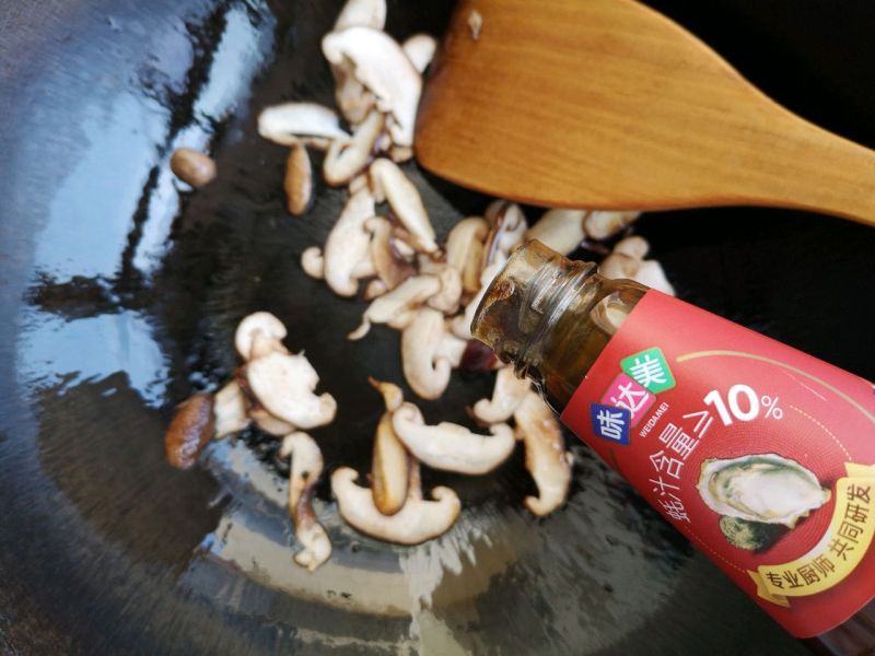 香菇尖椒炒豆皮的做法操作步骤第4步：倒入蚝油，翻炒均匀。