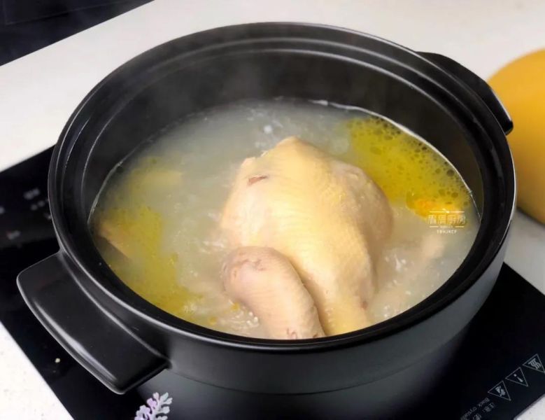 鸡汤煲的做法操作步骤第8步：待汤汁炖煮至变得呈奶白色；