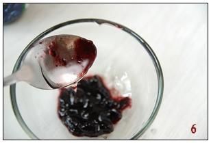 蓝莓山药泥的做法操作步骤第6步：再加入一勺蜂蜜，搅拌均匀。把山药泥团成山药球，或者其它形态，再上面淋上蓝莓酱即可