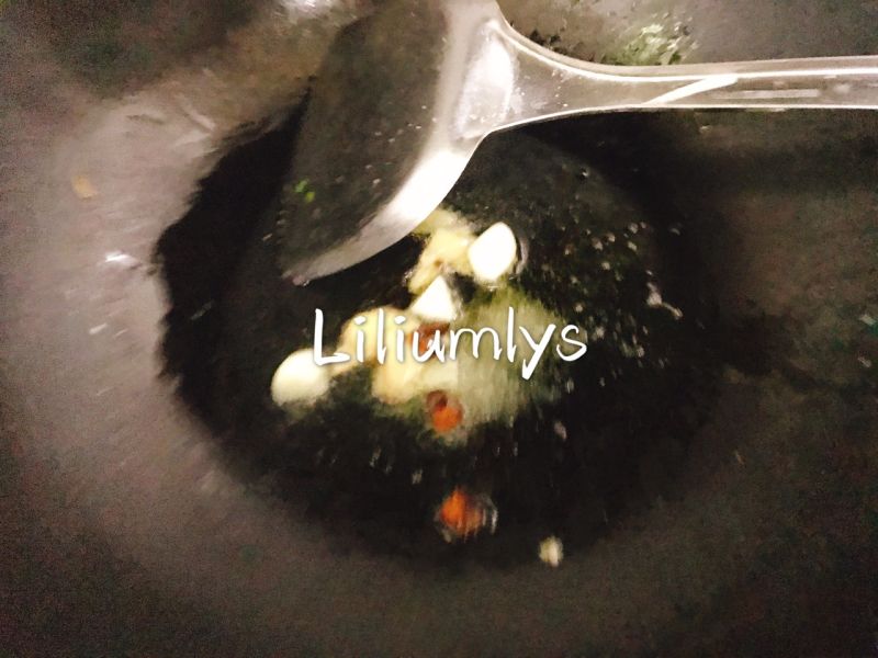 清炒茼蒿的做法操作步骤第2步：锅中倒入花生油，油热蒜片、姜片、干辣椒炝锅。