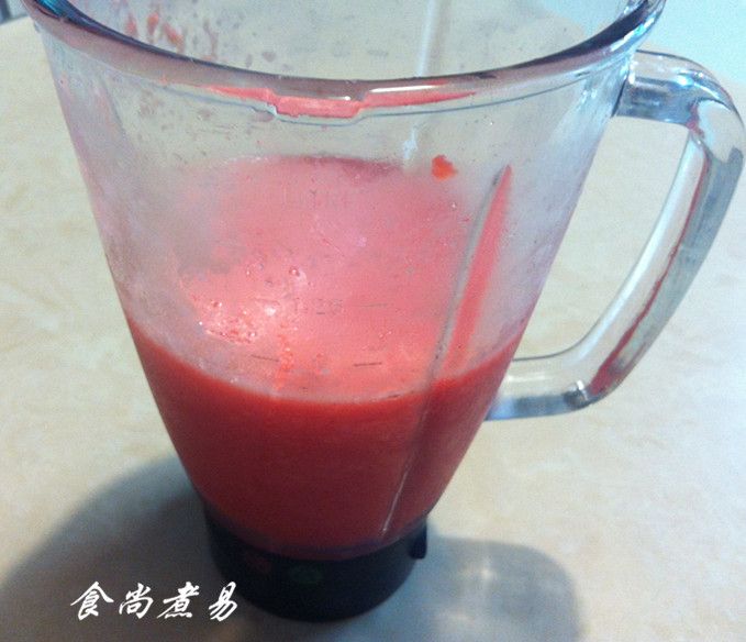 西瓜汁的做法操作步骤第5步：果肉无需加水，通电榨成果汁。
