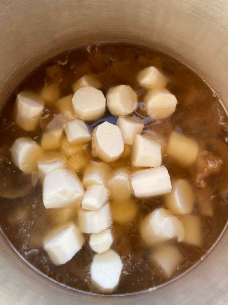 红枣山药牛肉汤的做法操作步骤第5步：炖煮至山药熟软