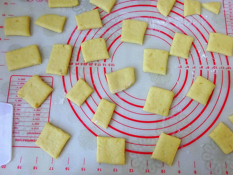 红薯小点心的做法操作步骤第8步：然后分割成小块，分离开，免得粘连，表面盖上保鲜膜饧发20分钟。