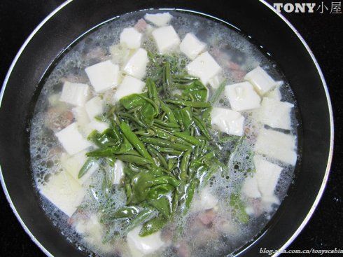 西湖莼菜汤的做法操作步骤第6步：大火煮开后放入莼菜稍微煮一下就可以，半分钟就好了，煮老了就好吃了哈！放入鸡精和一点盐（因为火腿是咸的）。