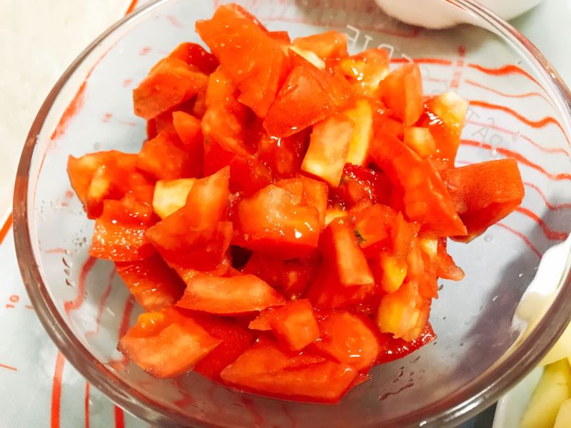 红烩牛肉的做法操作步骤第5步：西红柿切小块一点