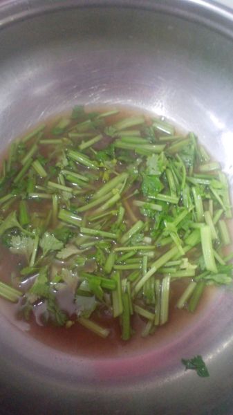 花生米的做法操作步骤第13步：将芹菜放入煮花生的水中，煮两分钟，捞进放花生的盆里