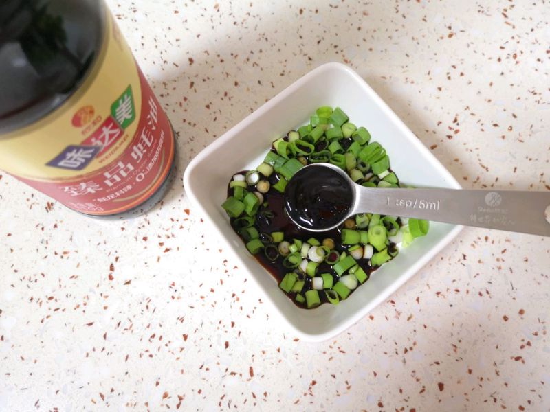 蘸汁茄子的做法操作步骤第7步：加入3勺味达美臻品蚝油。