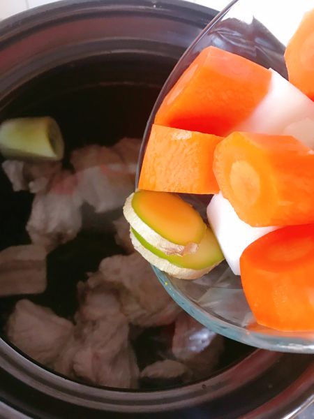 高汤的做法操作步骤第7步：砂锅接清水下入排骨  倒入胡萝卜山药 葱 姜