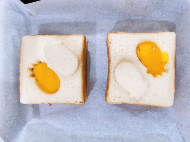 奶香爆浆三明治的做法操作步骤第14步：在洞洞上分别放入一个蛋黄